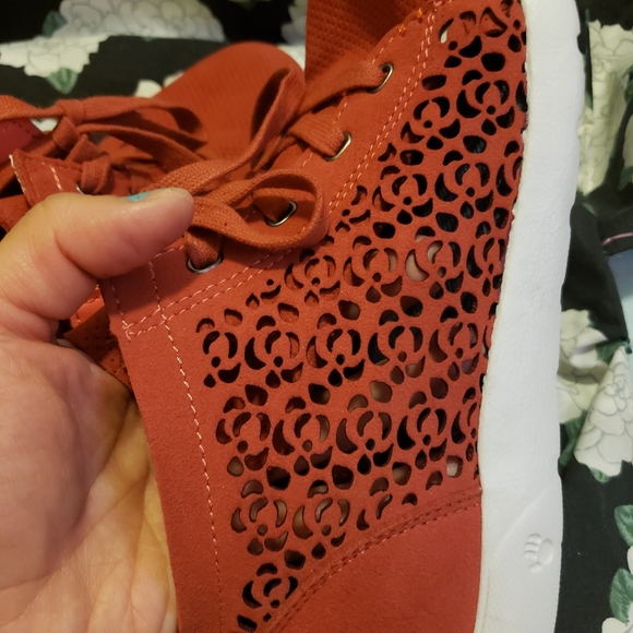 BEARPAW Rust Red/Orange Floral Cutout Sneakers - Picture 6 of 11